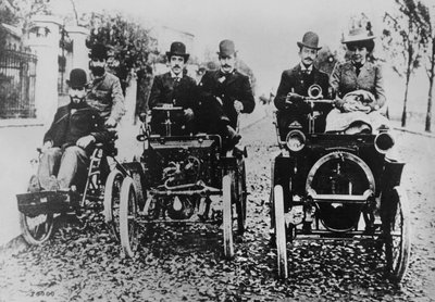 Marcel (d.1903) en Louis (1877-1944) Renault rijden, 1898 door French Photographer